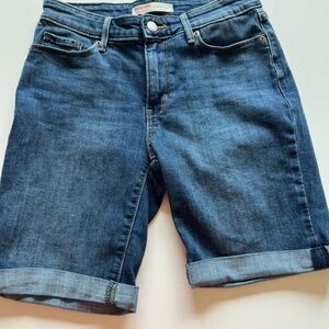 EUC Levi's Women's Bermuda Classic Denim Shorts Dark Wash 2/W26 🔥🔥 (D2)